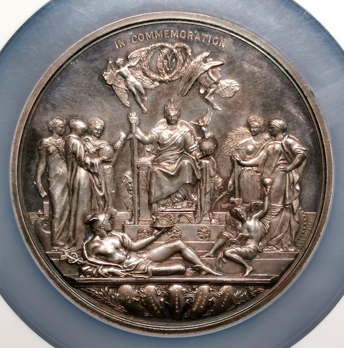 凡希社世界钱币微拍第二百五十八期 1887英国维多利亚加冕50周年纪念大型银章NGC-UNCD 直径77mm，边道有刻字，深色红棕色包浆，雕刻精美气韵典雅，加冕系列的名品！