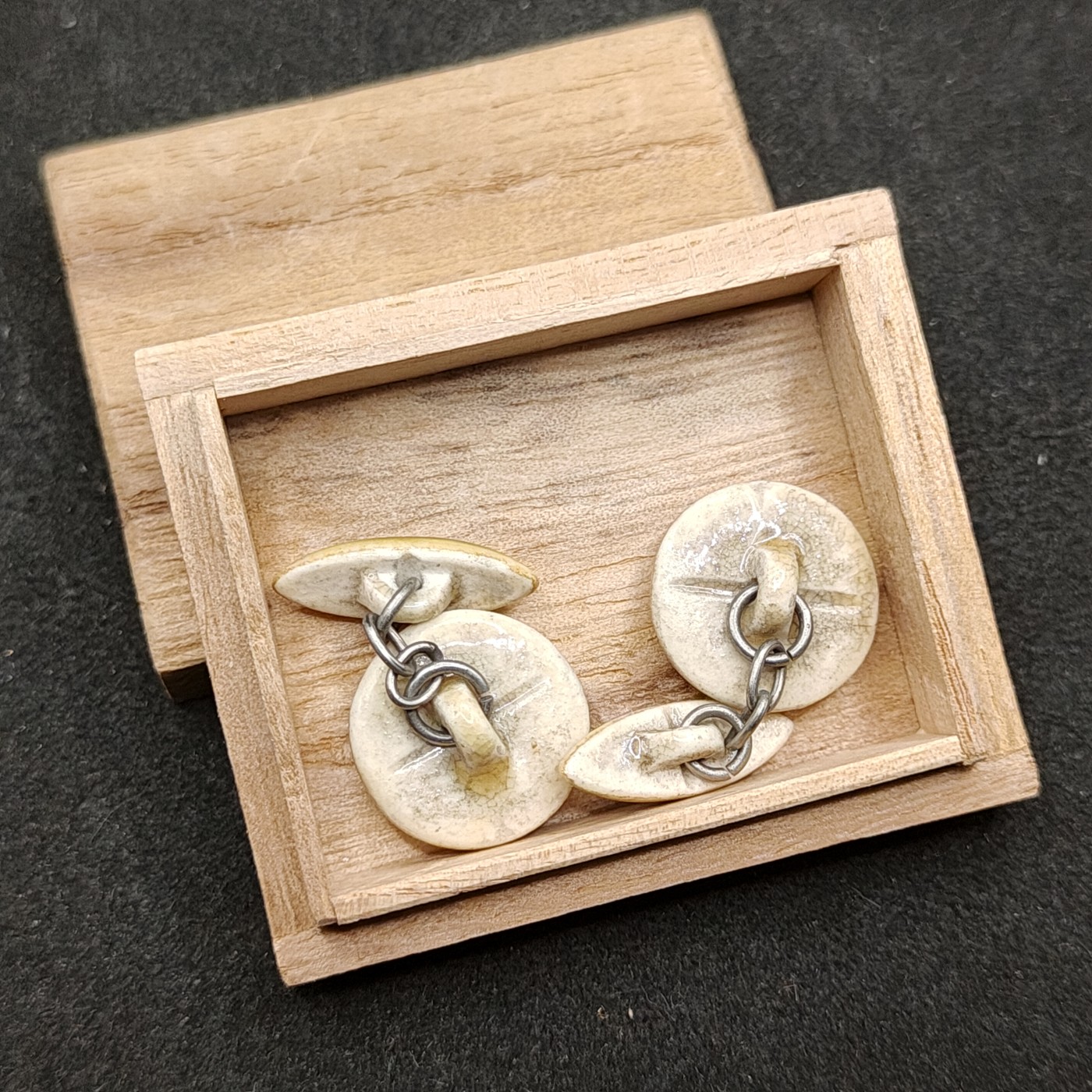 全场0元起拍 第125期 咸鱼国勋章拍卖专场 1月14日（周日）下午6：00开始 原品 日本战时 警察用陶瓷袖扣