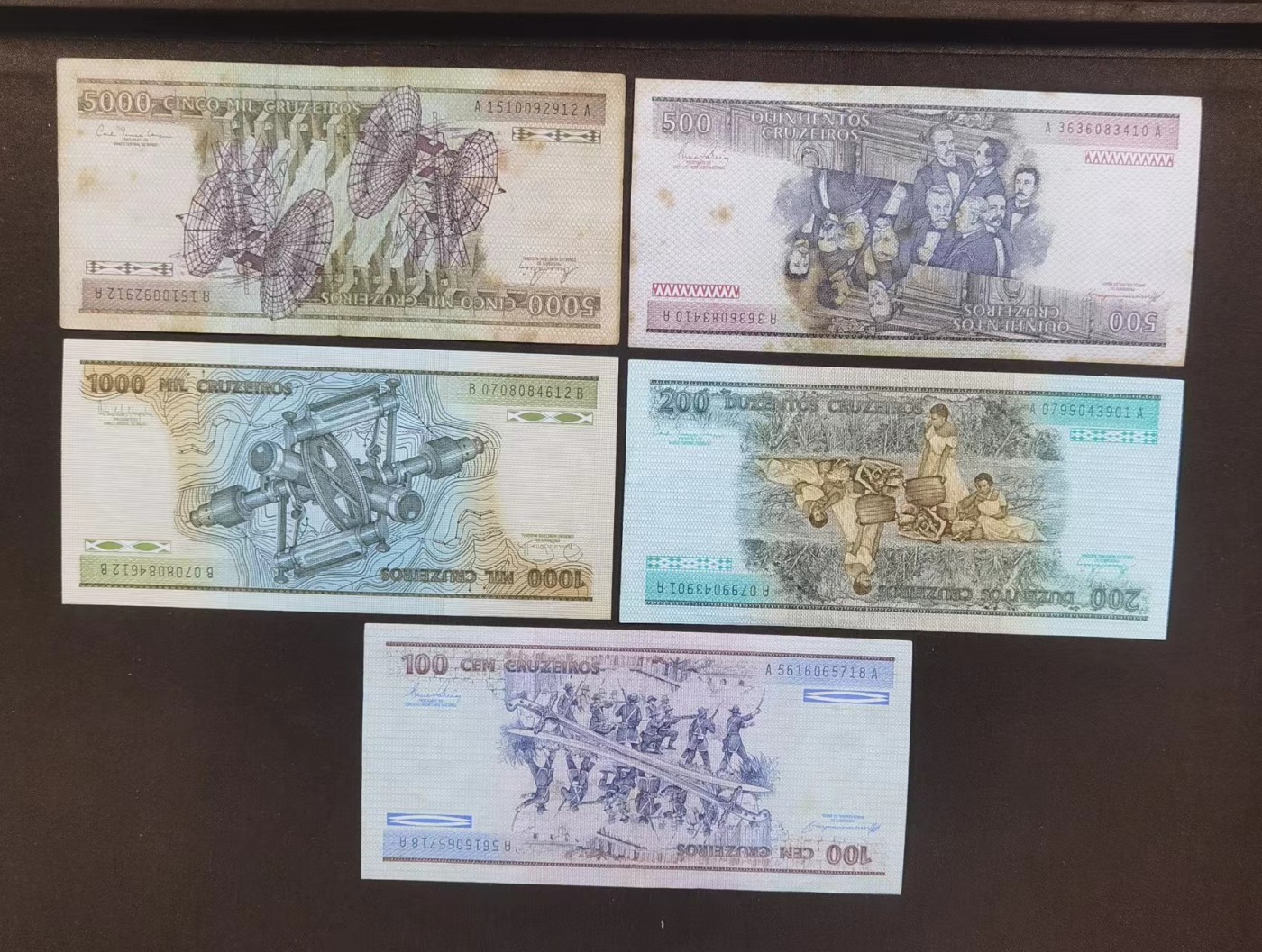 北京马甸外国币专卖微拍第114期，外国纸币专场，陆续上新，欢迎关注 巴西世界上唯一一套没有倒正的纸币，大部分用于流通，所以全品非常少见，这套品相：5000约六品左右，其他八至九品左右（有黄斑）已经十分难得了