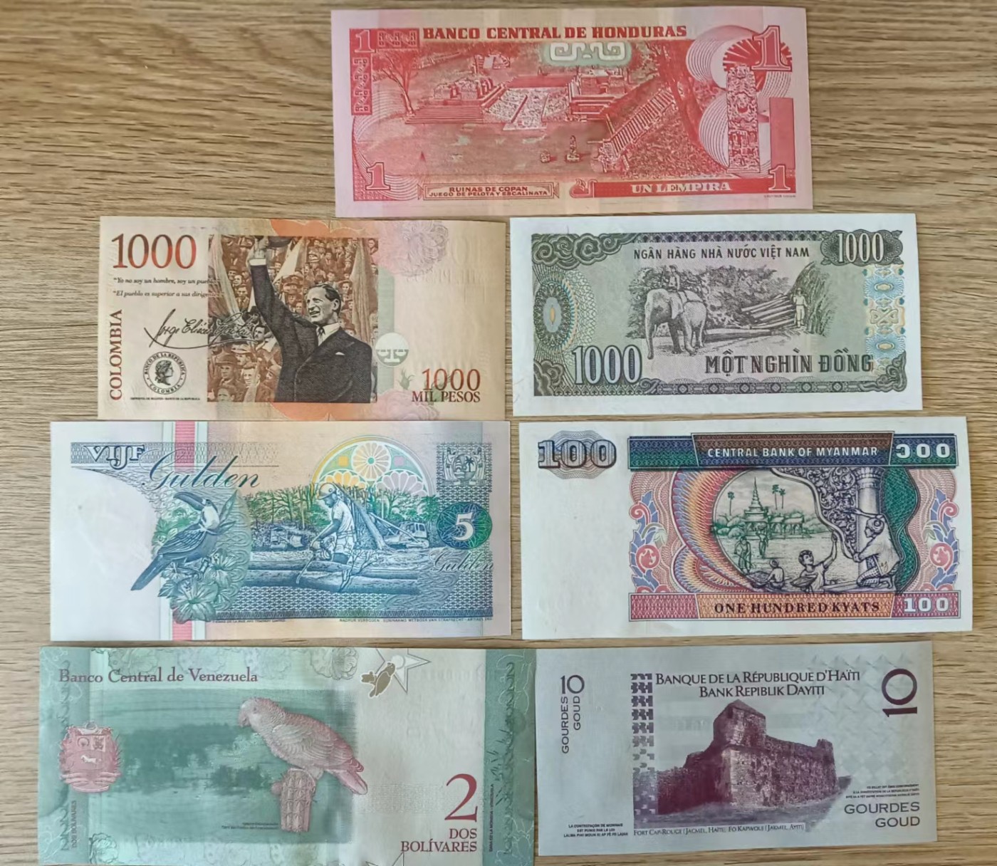 旧藏出货第一期 散币七张，苏里南有黄斑，其余品相全新。