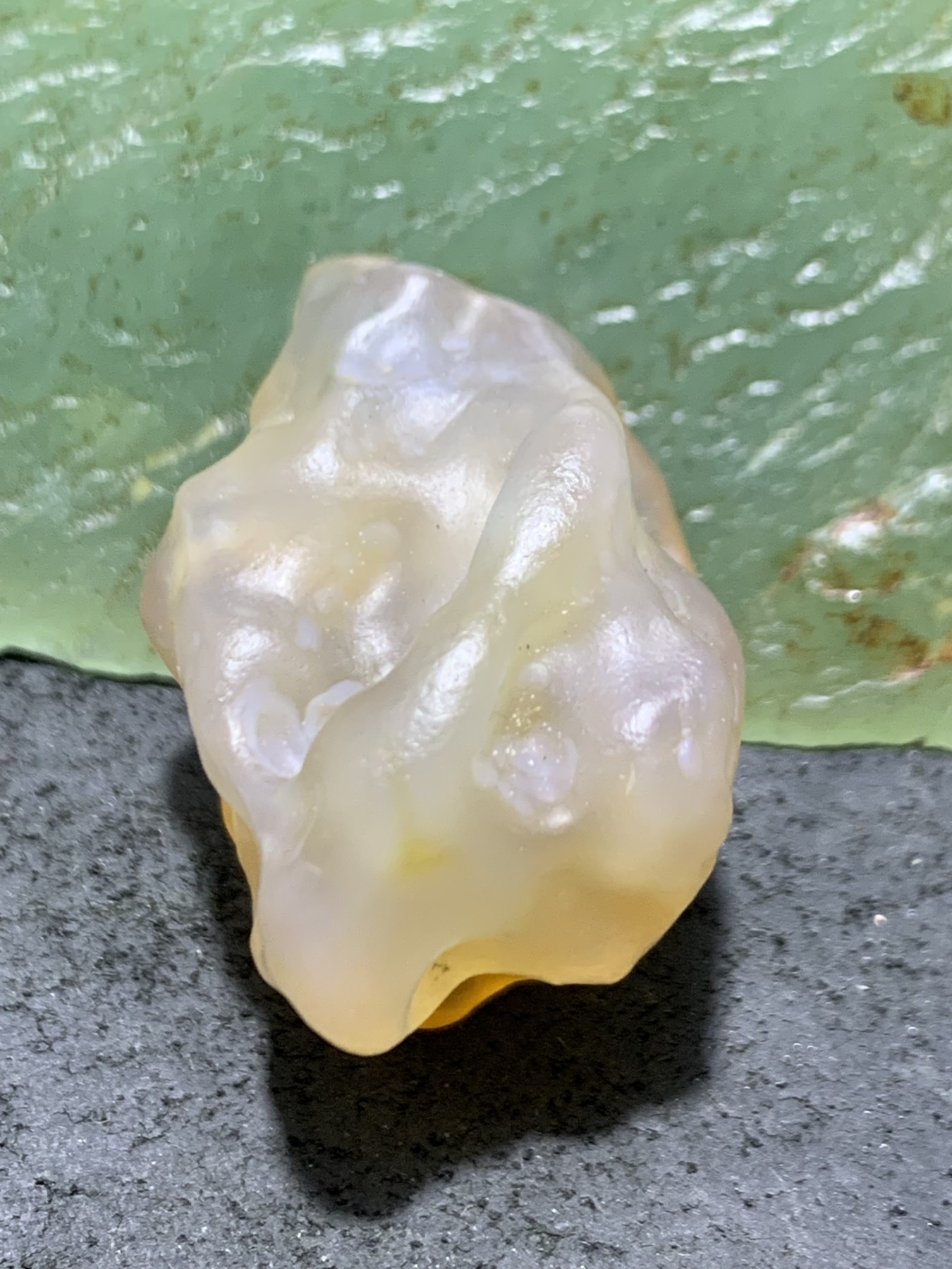 精美天然高玉化阿拉善孔洞玛瑙原石一颗，