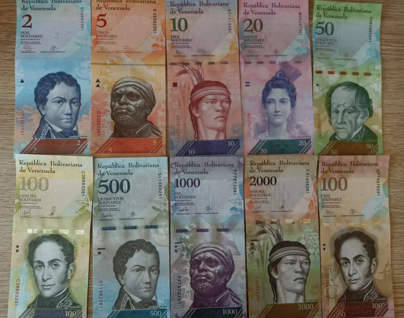 旧藏出货第一期 委内瑞拉玻利瓦尔十张，品相全新