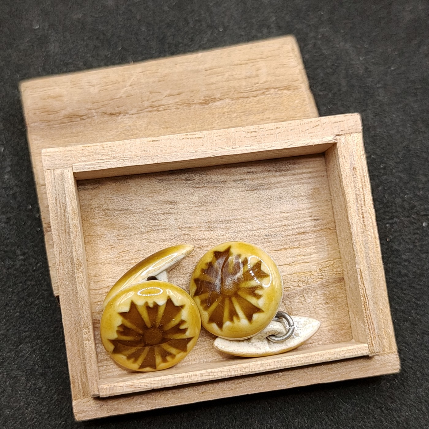 全场0元起拍 第125期 咸鱼国勋章拍卖专场 1月14日（周日）下午6：00开始 原品 日本战时 警察用陶瓷袖扣