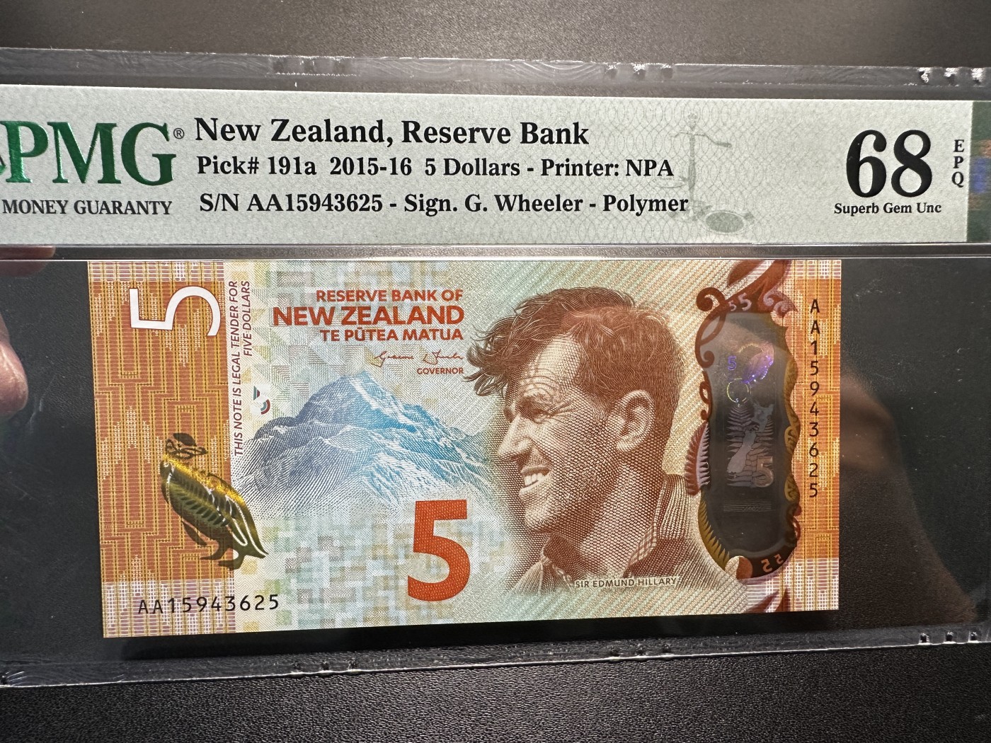 《外钞收藏家》第三百三十期 2015年新西兰5元 首发AA冠 PMG68