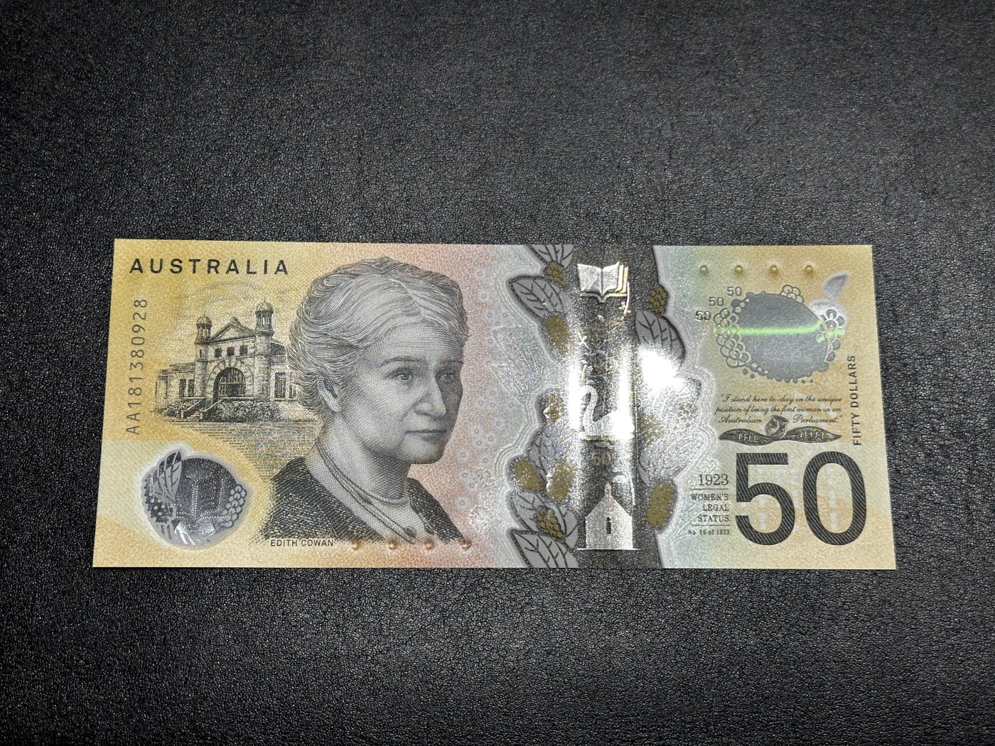 《外钞收藏家》第三百三十期 最新版澳大利亚50元 首发冠 AA18 无47尾8