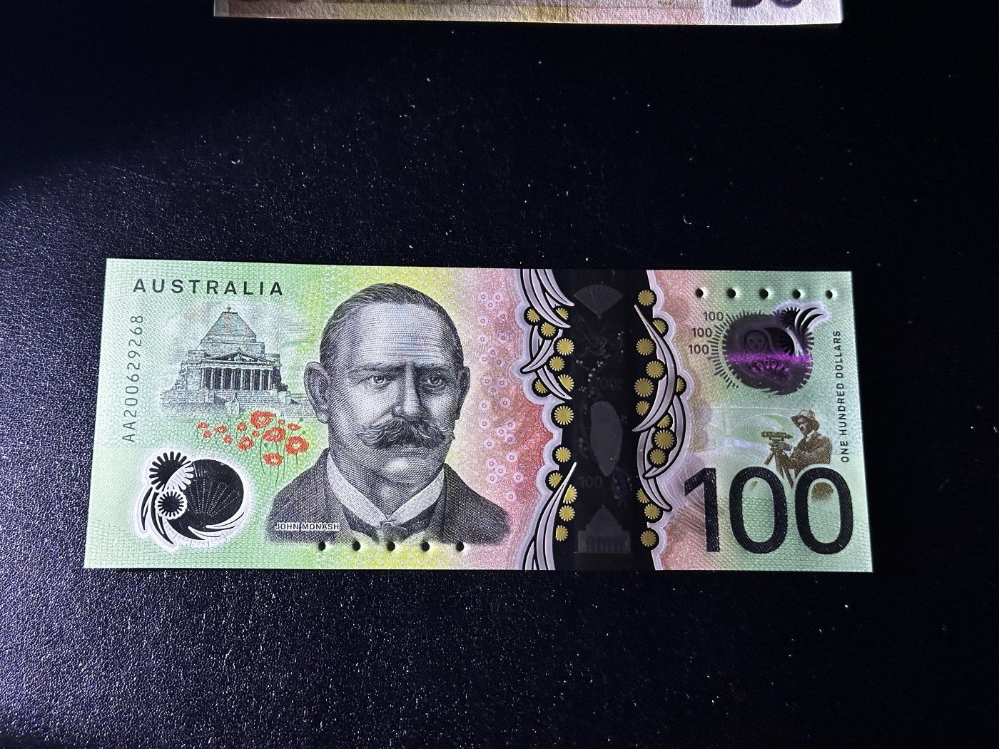 《外钞收藏家》第三百三十期 最新版澳大利亚100元 AA冠 无47尾8