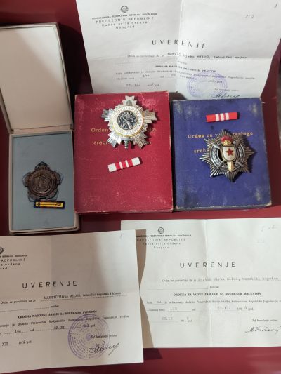 回流阁拍卖（第十期） - 南斯拉夫套章（授予南斯拉夫人民军少校MARTĆ Mirka MILOŠ）包含：三级军事功勋勋章-三级人民军勋章-三级劳动勋章-品相极美-成套稀少