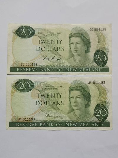 各国外币第十二期 - 新西兰20元1967年高冠女王两张 流通