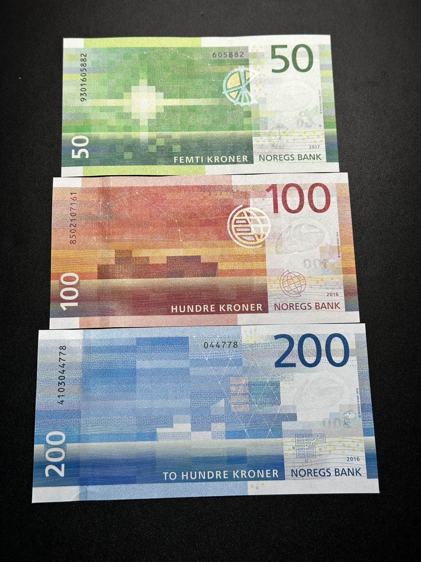 《外钞收藏家》第三百三十期 挪威最新版50、100、200克朗 小套 全新绝品