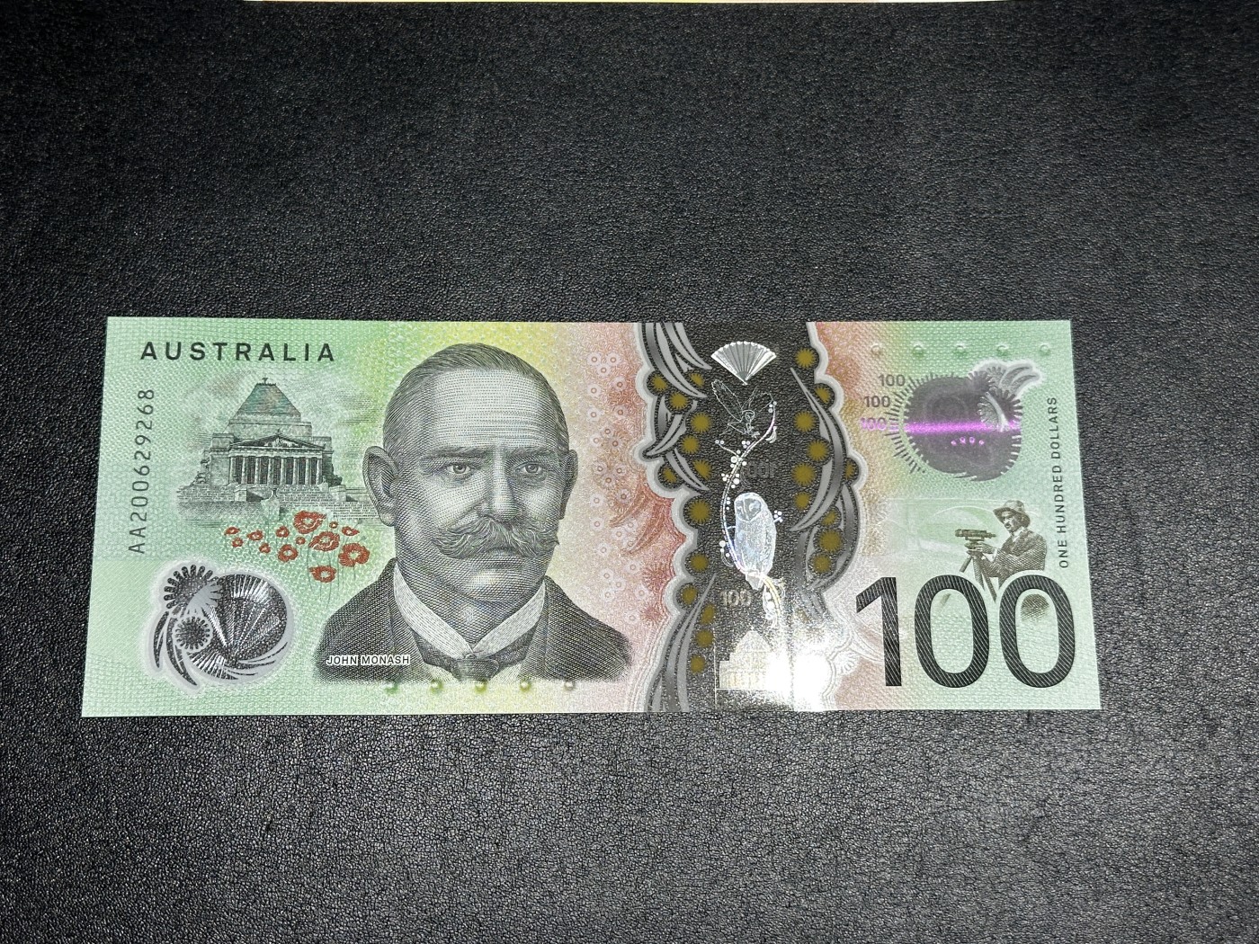 《外钞收藏家》第三百三十期 最新版澳大利亚100元 AA冠 无47尾8