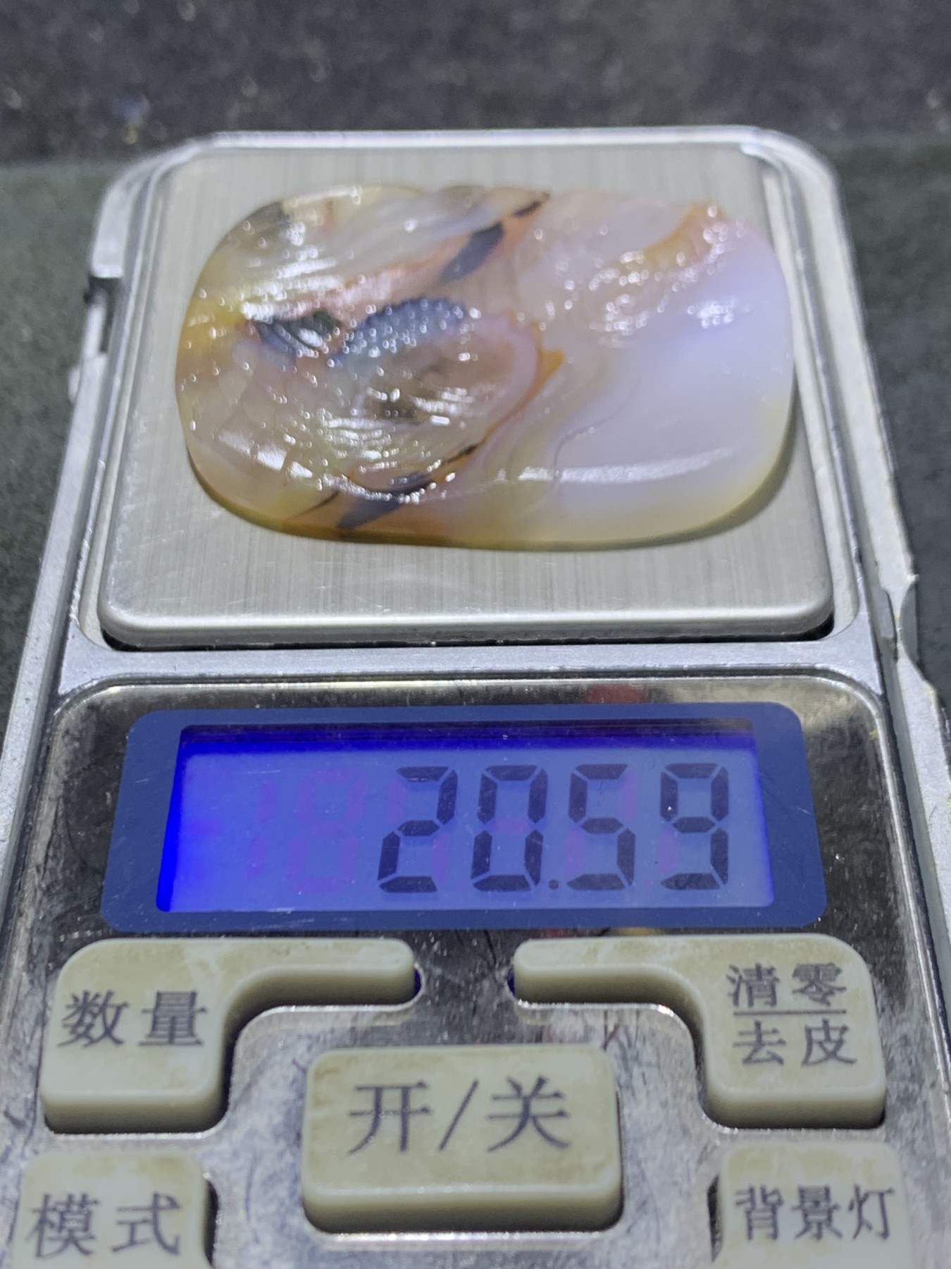 精美亚光冰飘高玉化巴西玛瑙手工俏色巧雕金鱼牌子一个！