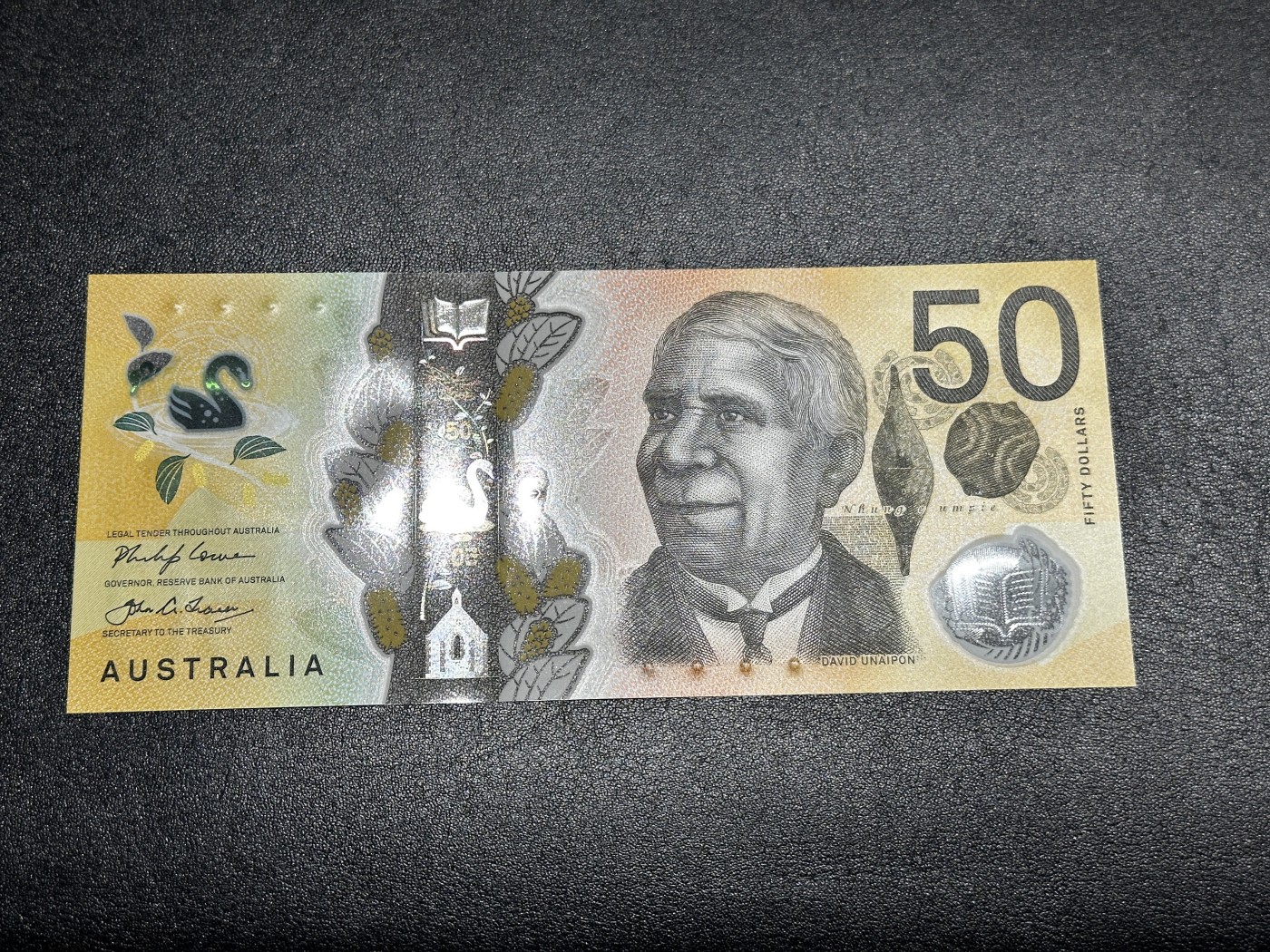 《外钞收藏家》第三百三十期 最新版澳大利亚50元 首发冠 AA18 无47尾8