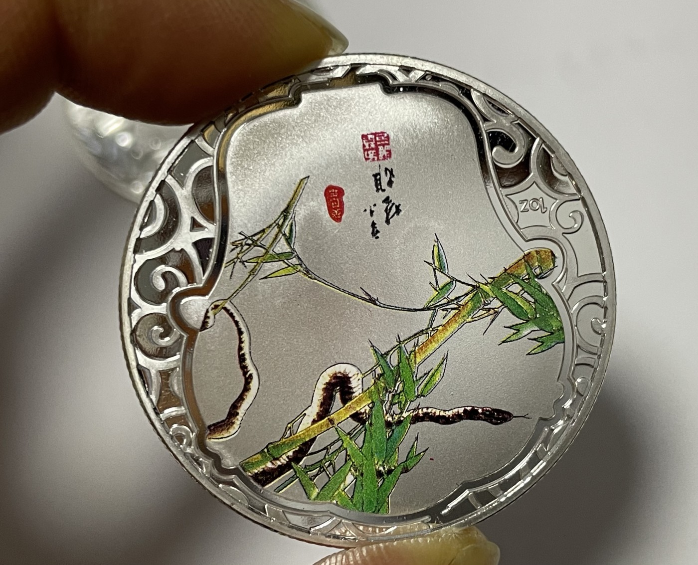 第17场瓷器、紫砂壶、铜器、字画和杂项专场 银质蛇年生肖纪念章，原汁原味，两枚合拍