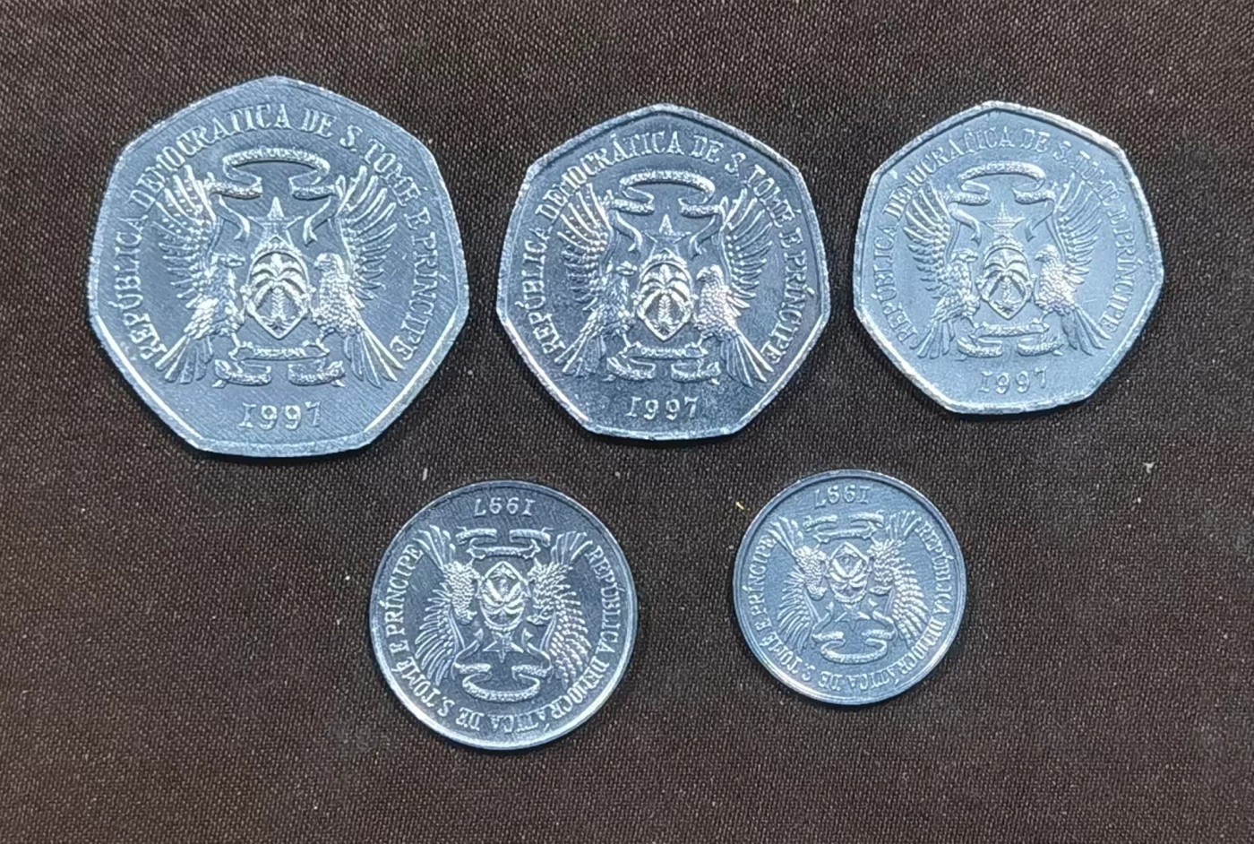 北京马甸外国币专卖微拍第115期，外国非贵金属纪念币、流通币专场，陆续上新，欢迎关注 1997年版全新圣多美和普林西比