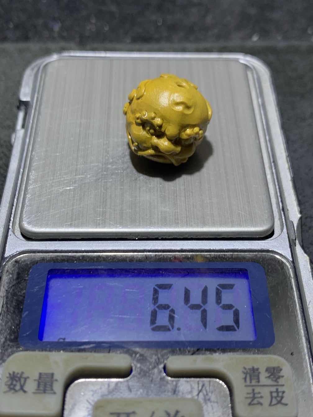 精美亚光鸡油黄戈壁彩玉手工雕刻瑞兽珠一个