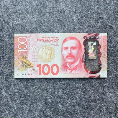 123rd 加拿大2023年20元塑料钞（女王版）新西兰2018年100元塑料钞，新签名5 - AA首发冠 AA18 495861