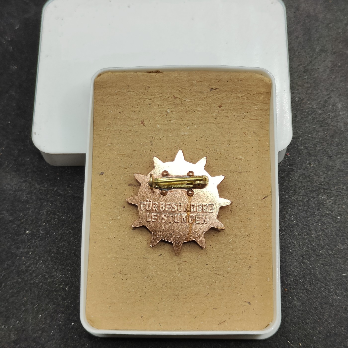 全场0元起拍 第126期 咸鱼国勋章拍卖专场 1月17日（周三）下午6：00开始 东德民主妇女联盟奖章