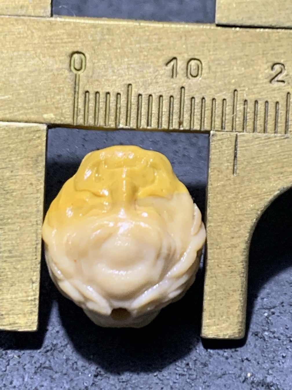 精美亚光戈壁彩玉双面雕刻罗汉珠子一个！
