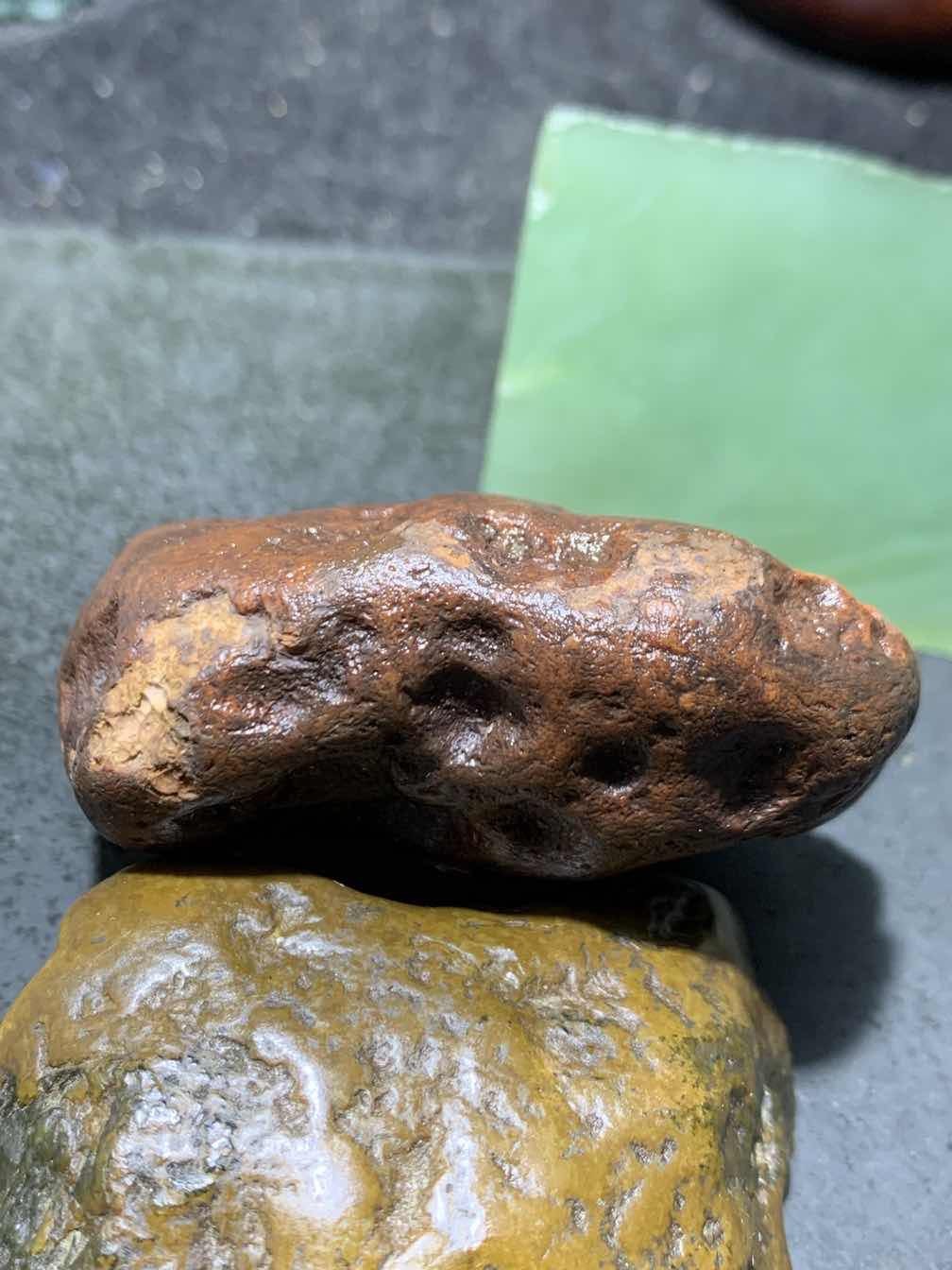 精美开口铁皮南红玛瑙原石一颗，