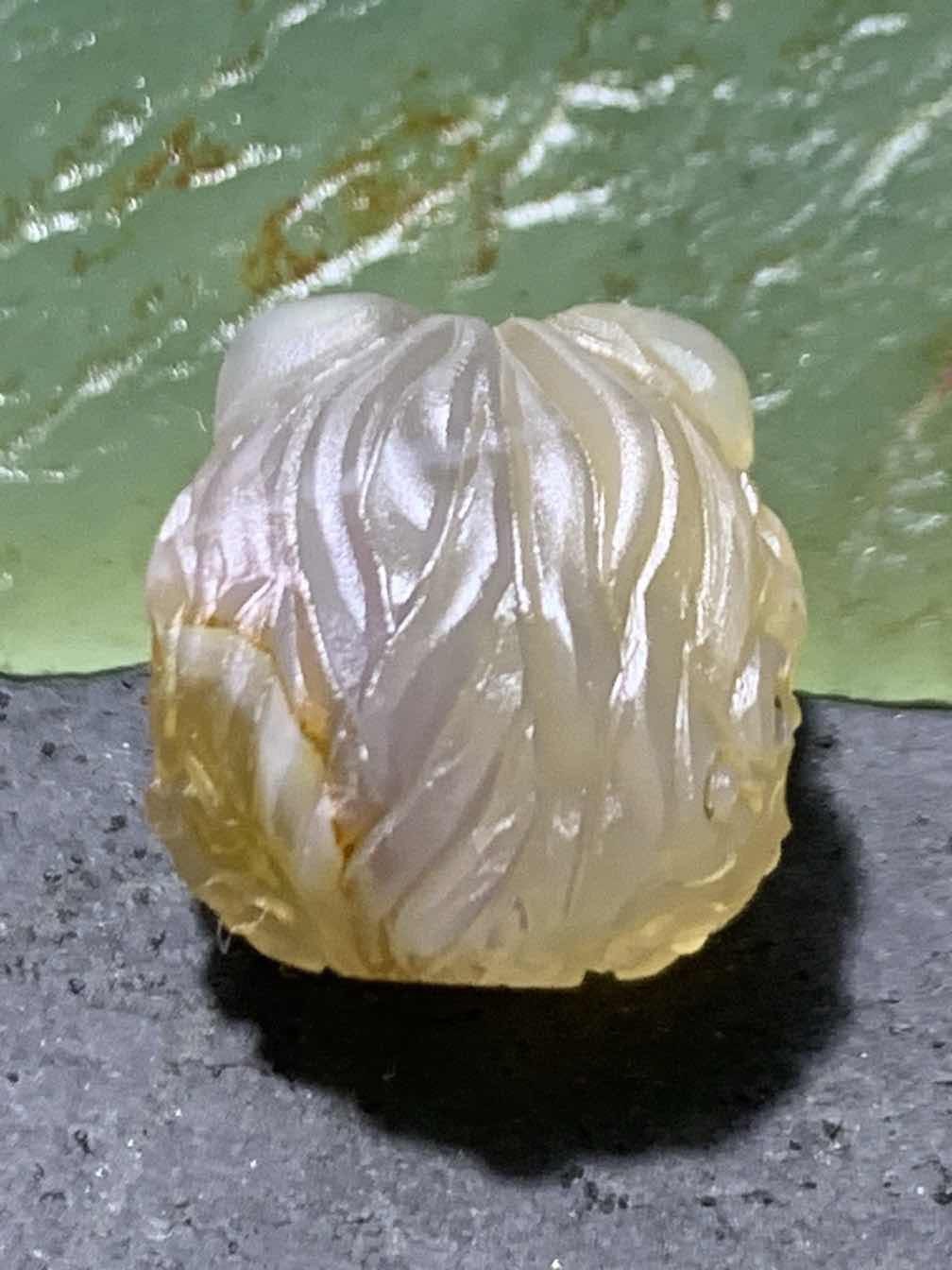 精美亚光巴西玛瑙手工雕刻醒狮珠子（吊坠）一个