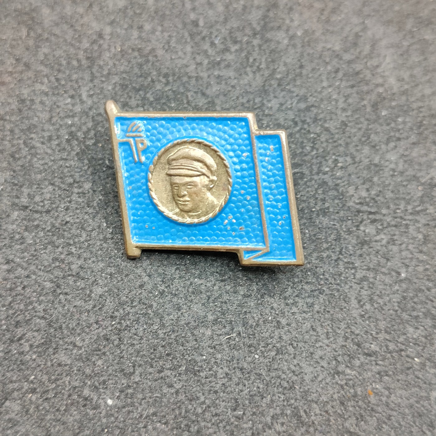 全场0元起拍 第126期 咸鱼国勋章拍卖专场 1月17日（周三）下午6：00开始 东德恩斯特台尔曼先锋队队徽