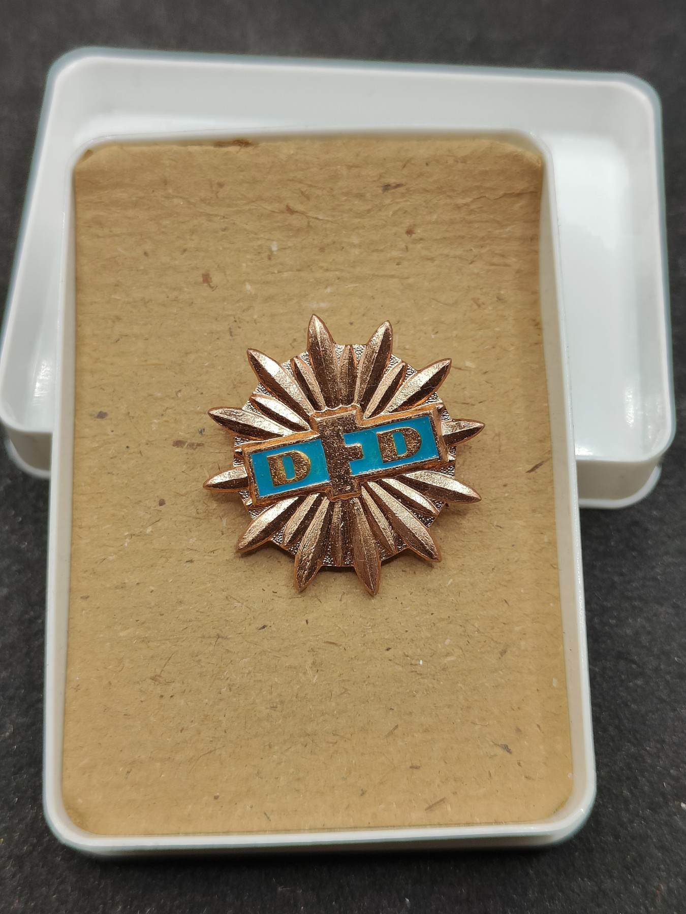 全场0元起拍 第126期 咸鱼国勋章拍卖专场 1月17日（周三）下午6：00开始 东德民主妇女联盟奖章