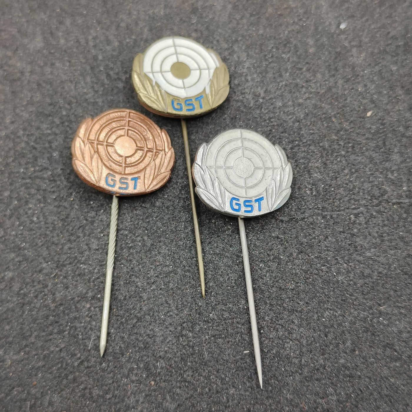 全场0元起拍 第126期 咸鱼国勋章拍卖专场 1月17日（周三）下午6：00开始 东德gst射击奖章 金银铜一组