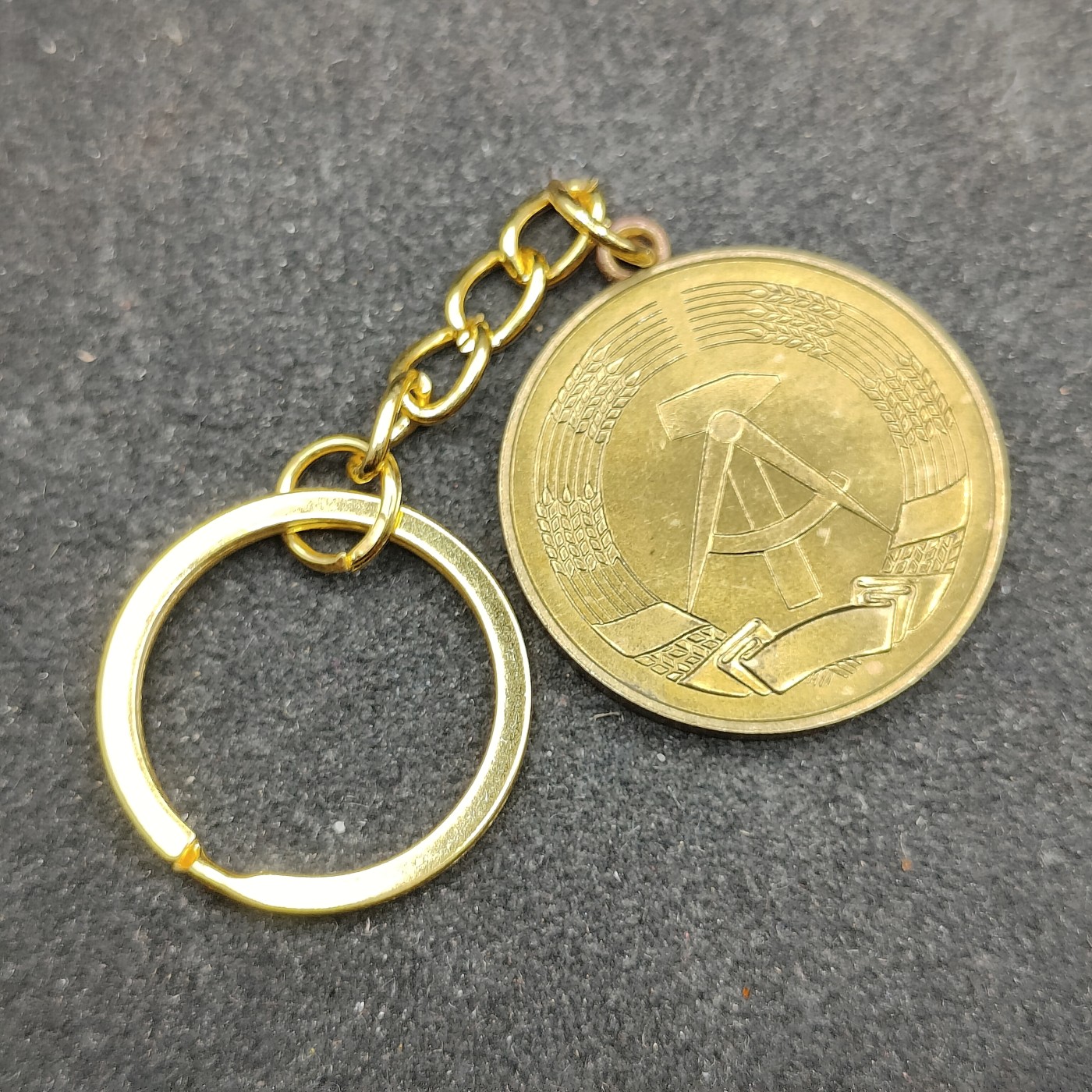 全场0元起拍 第126期 咸鱼国勋章拍卖专场 1月17日（周三）下午6：00开始 东德徽章改钥匙链