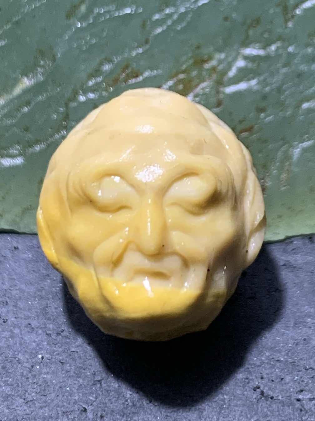 精美亚光戈壁彩玉双面雕刻罗汉珠子一个！