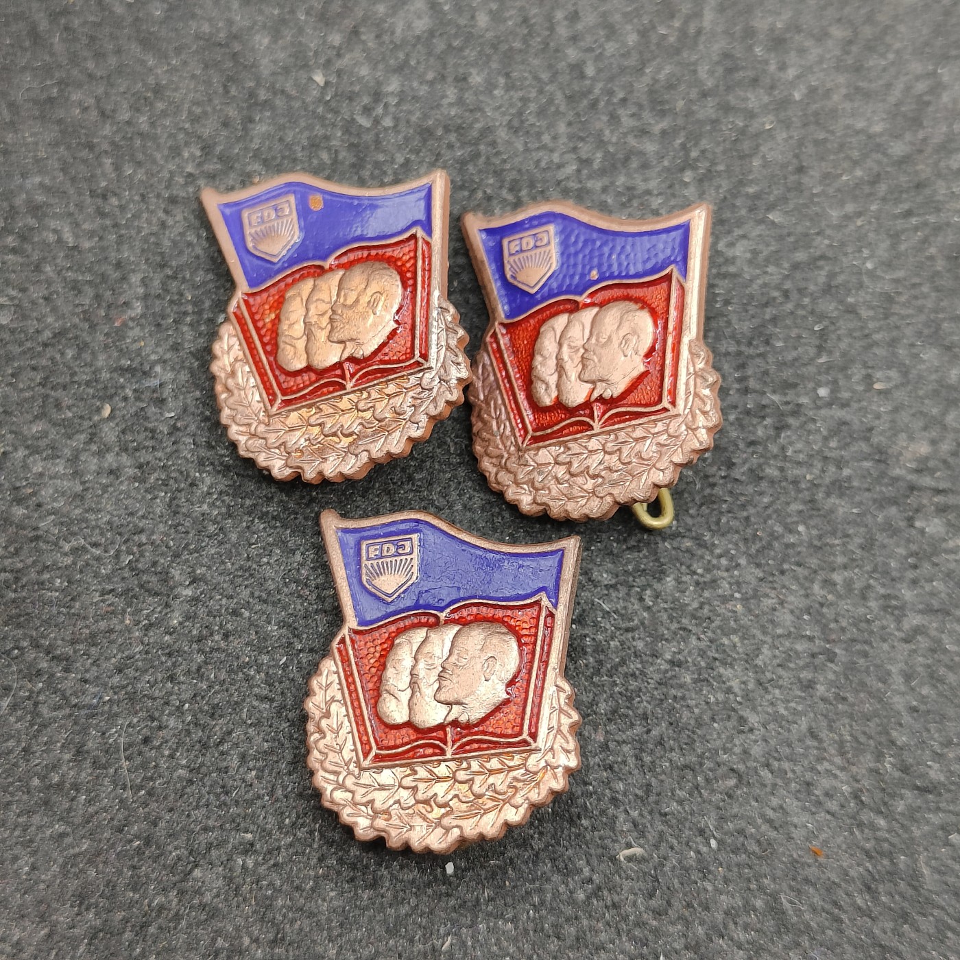 全场0元起拍 第126期 咸鱼国勋章拍卖专场 1月17日（周三）下午6：00开始 东德徽章一组