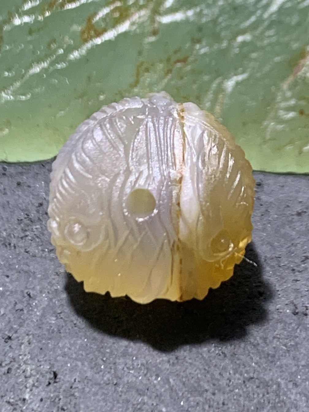 精美亚光巴西玛瑙手工雕刻醒狮珠子（吊坠）一个