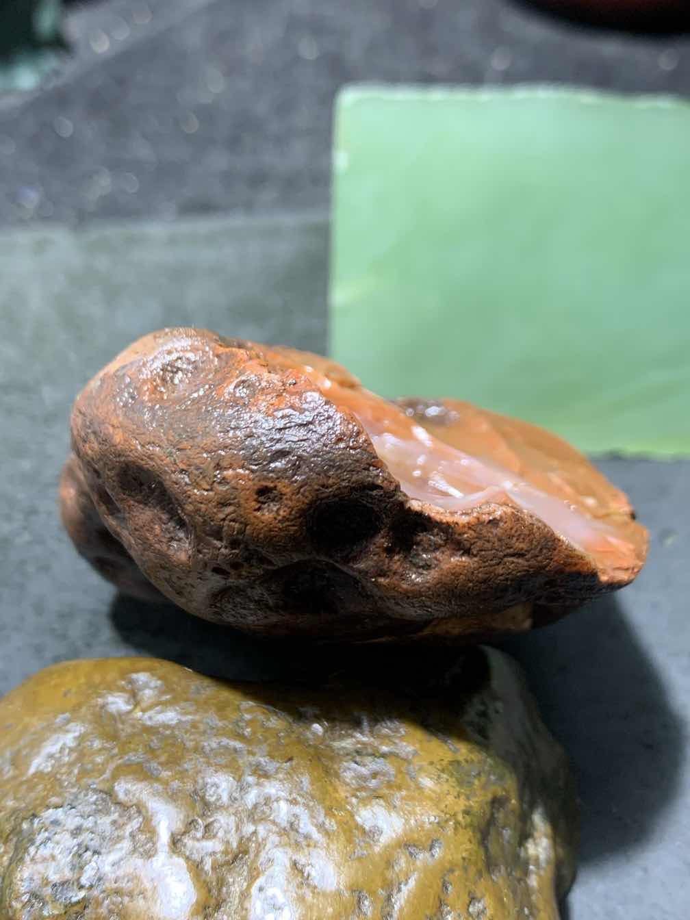 精美开口铁皮南红玛瑙原石一颗，