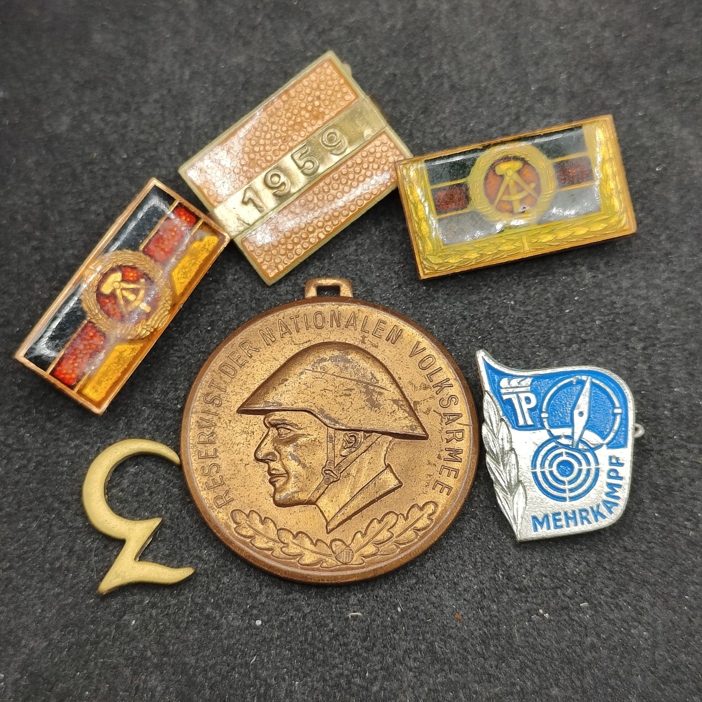 全场0元起拍 第126期 咸鱼国勋章拍卖专场 1月17日（周三）下午6：00开始 东德徽章一组