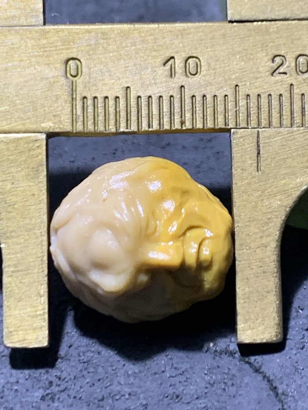 精美亚光戈壁彩玉双面雕刻罗汉珠子一个！