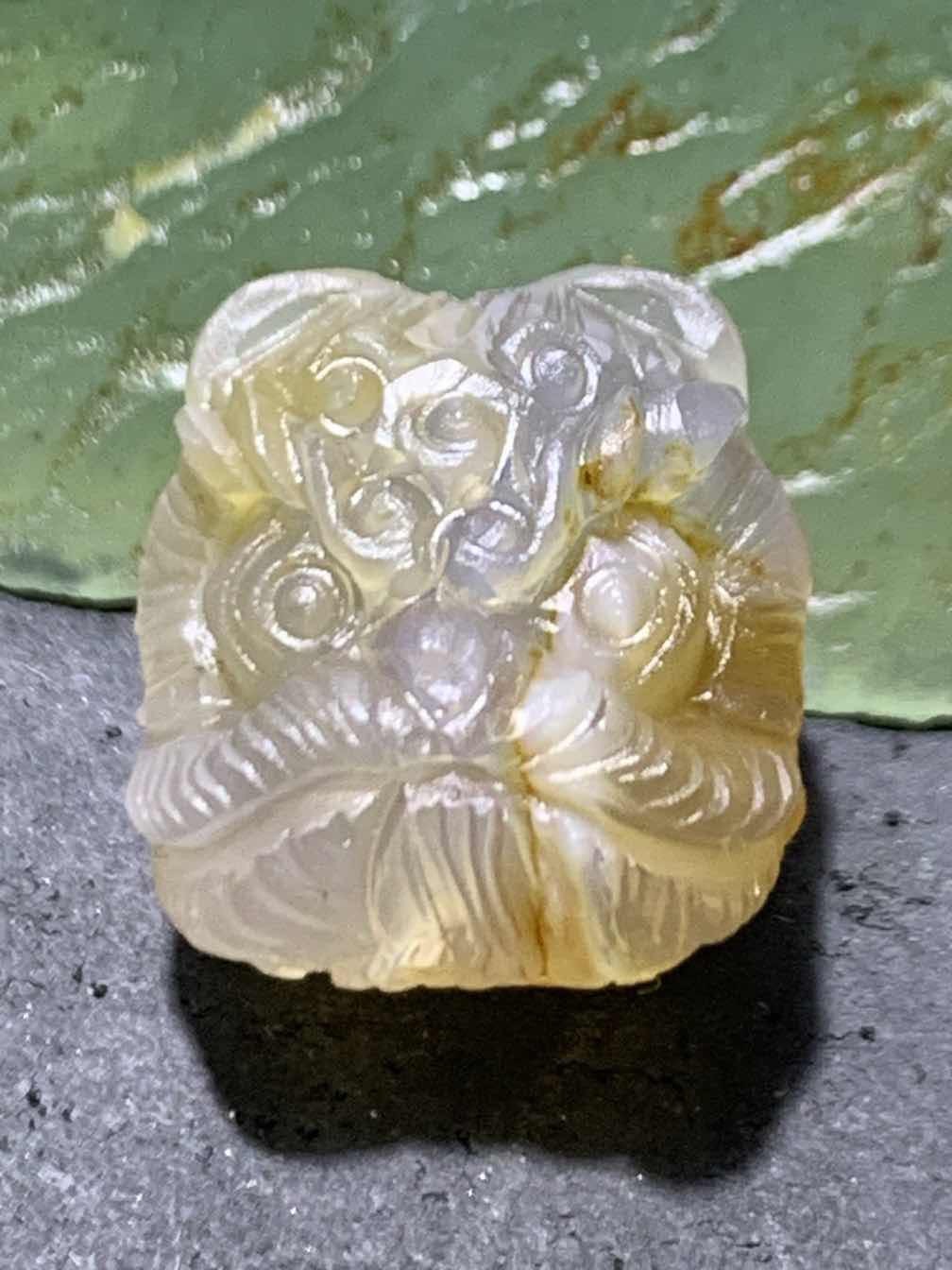 精美亚光巴西玛瑙手工雕刻醒狮珠子（吊坠）一个
