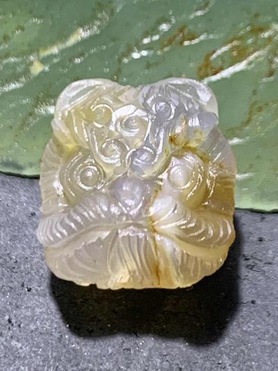 精美亚光巴西玛瑙手工雕刻醒狮珠子（吊坠）一个 - 精美亚光巴西玛瑙手工雕刻醒狮珠子（吊坠）一个