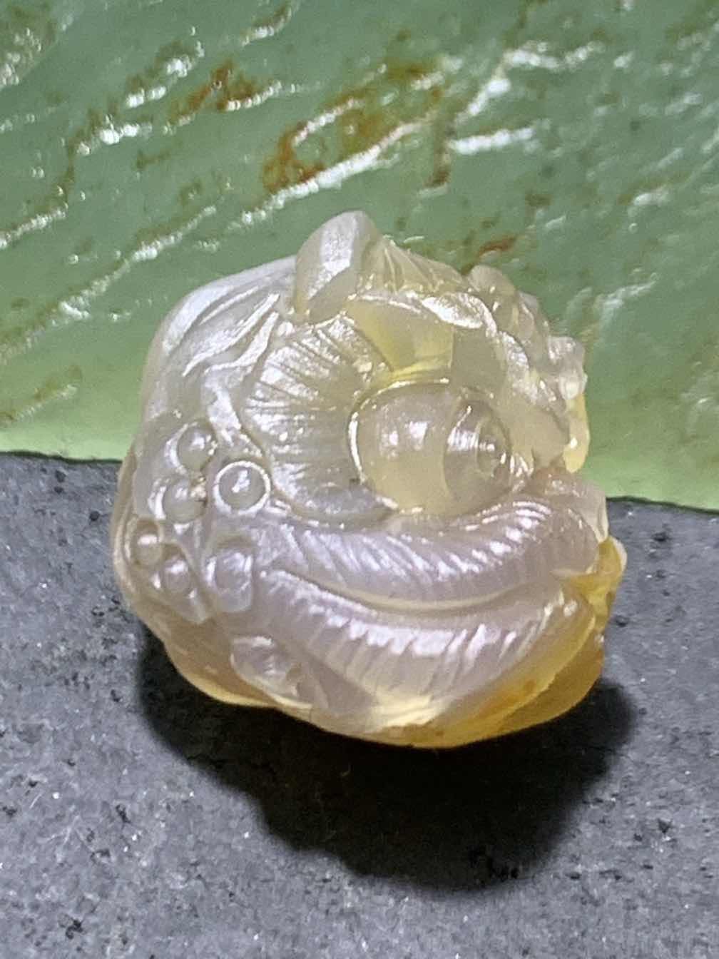 精美亚光巴西玛瑙手工雕刻醒狮珠子（吊坠）一个