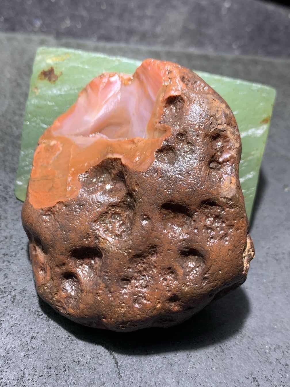 精美开口铁皮南红玛瑙原石一颗，
