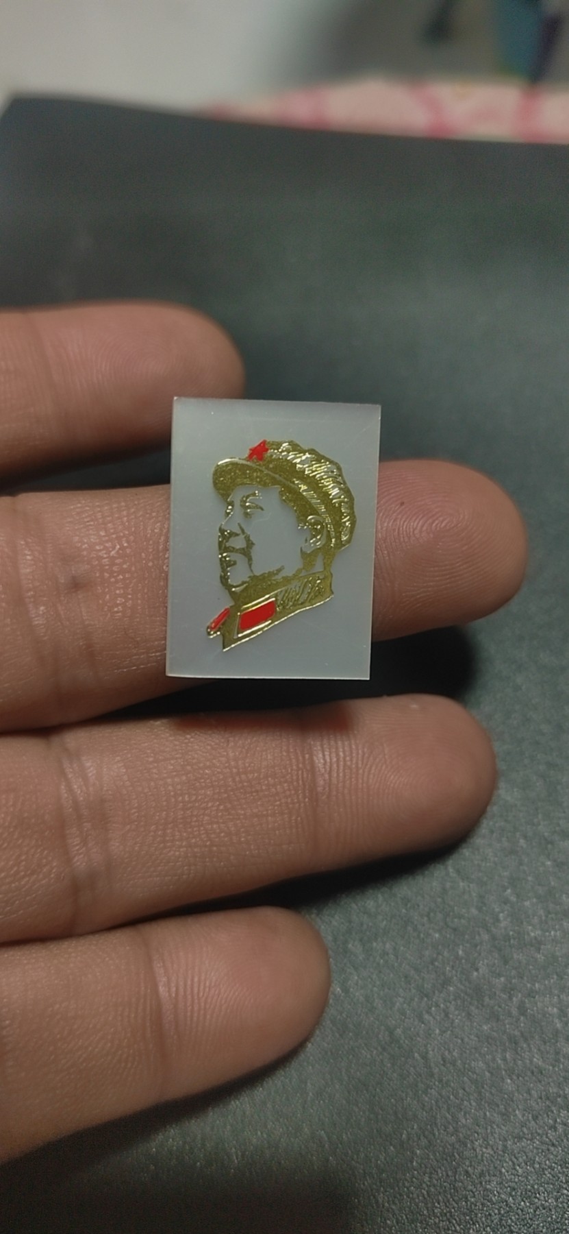 徽章 像章专场，包老保真   ，年后发货 🔥🔥🔥🔥毛主席像章一枚，长方形胸章，品相如图