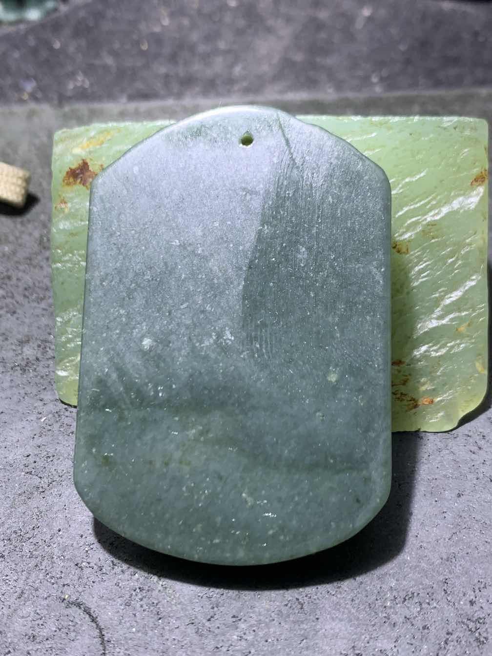 天然新疆和田青玉骏马牌子一块，