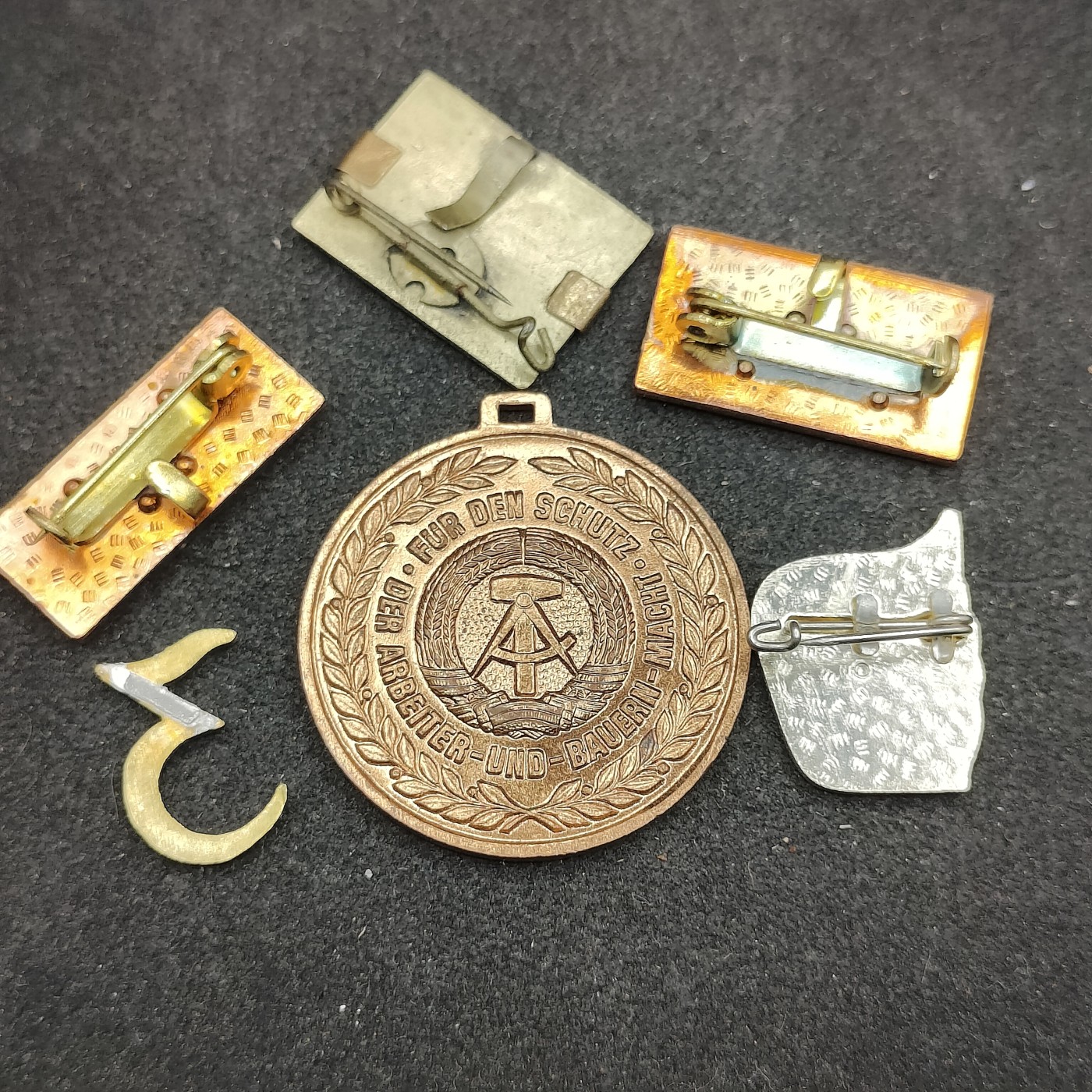 全场0元起拍 第126期 咸鱼国勋章拍卖专场 1月17日（周三）下午6：00开始 东德徽章一组