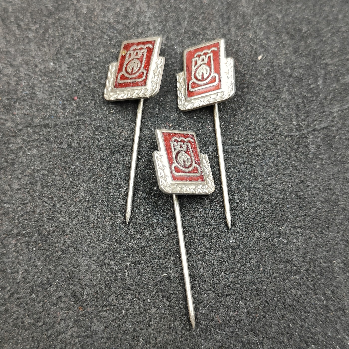 全场0元起拍 第126期 咸鱼国勋章拍卖专场 1月17日（周三）下午6：00开始 东德珐琅徽章一组