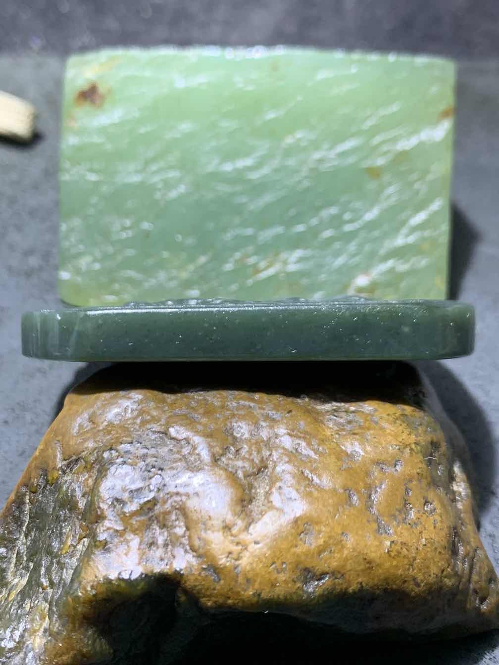 天然新疆和田青玉骏马牌子一块，