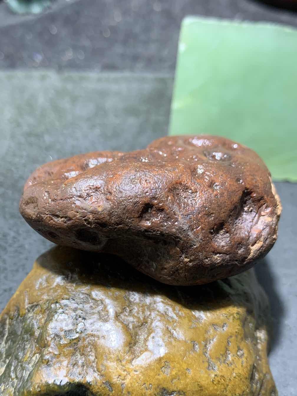 精美开口铁皮南红玛瑙原石一颗，