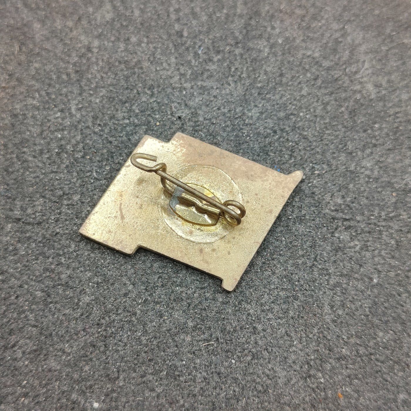 全场0元起拍 第126期 咸鱼国勋章拍卖专场 1月17日（周三）下午6：00开始 东德恩斯特台尔曼先锋队队徽