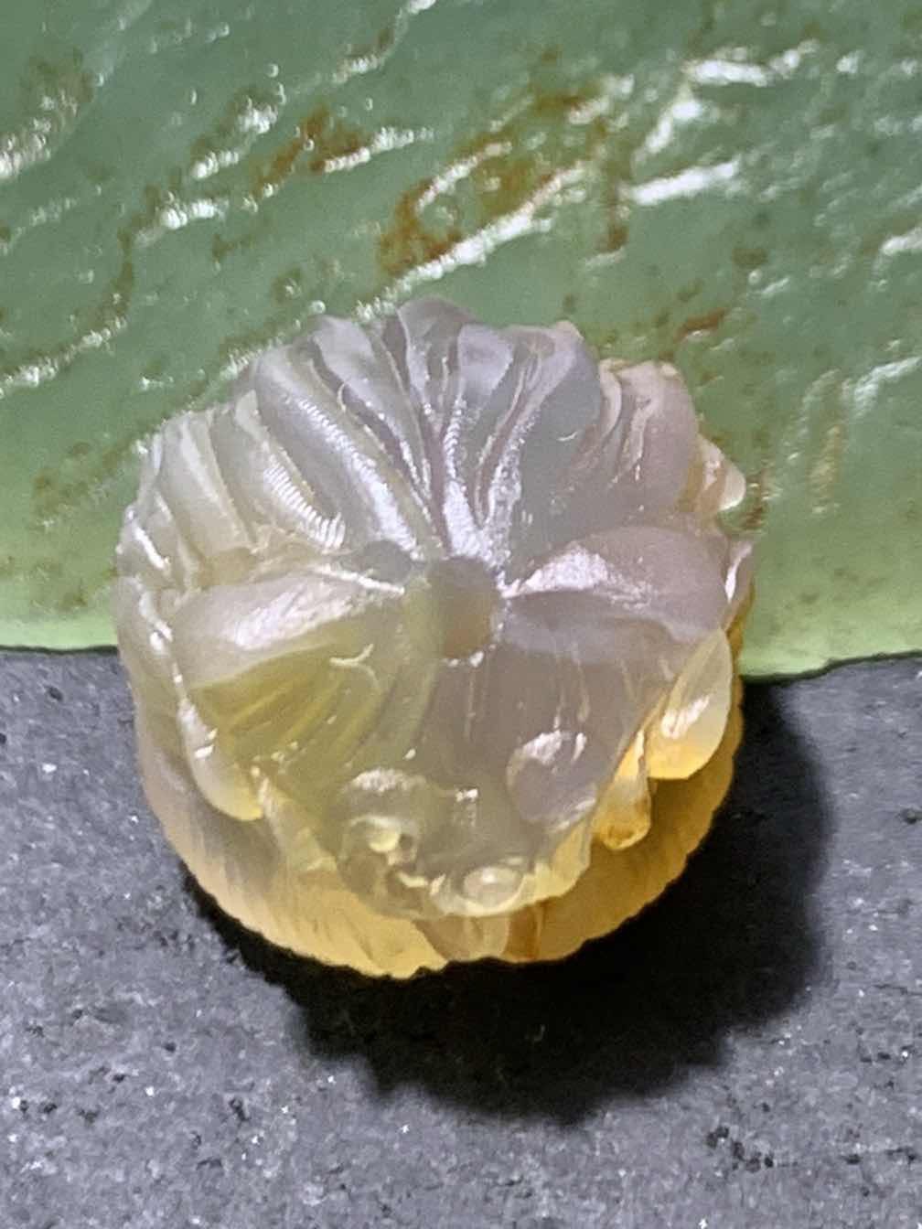 精美亚光巴西玛瑙手工雕刻醒狮珠子（吊坠）一个
