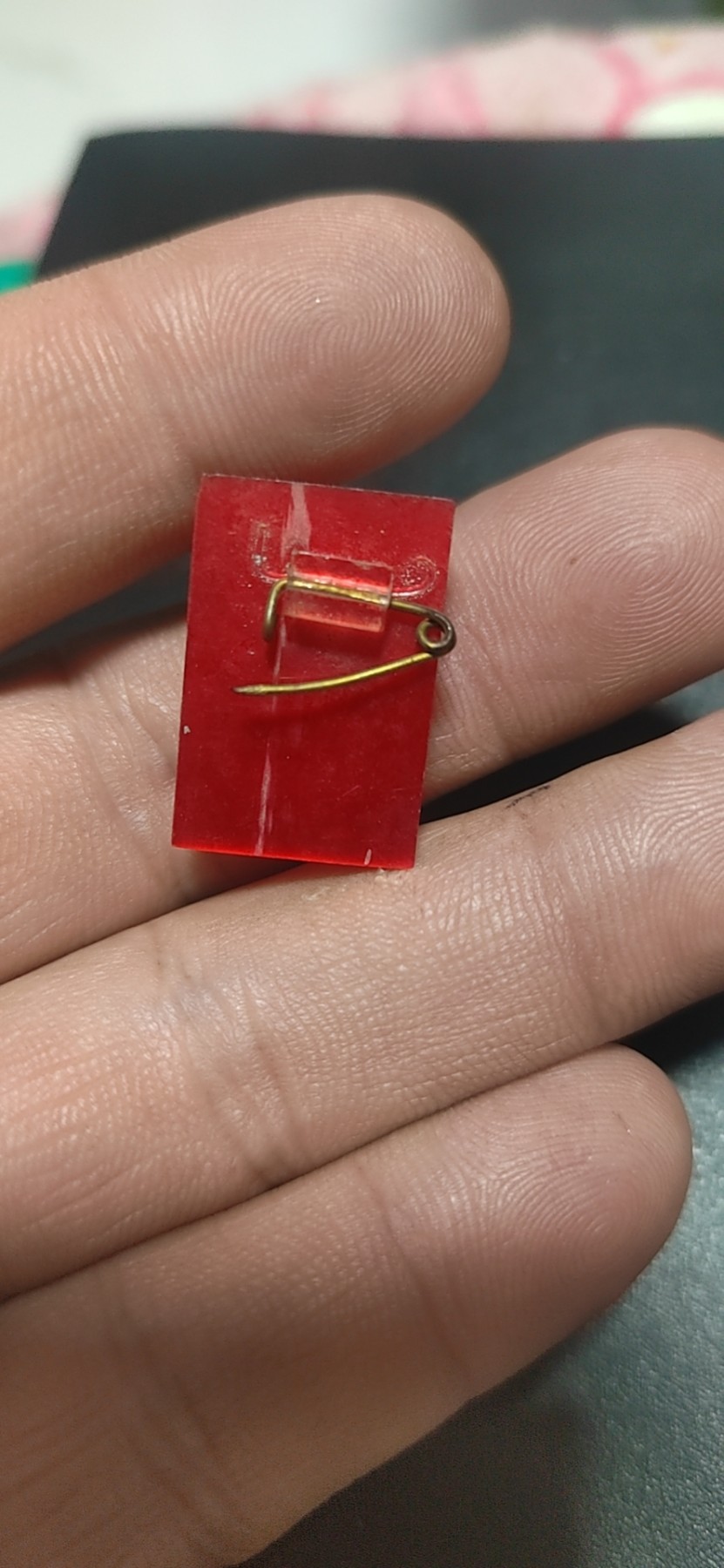 徽章 像章专场，包老保真   ，年后发货 🔥🔥🔥🔥毛主席像章一枚，长方形胸章，品相如图