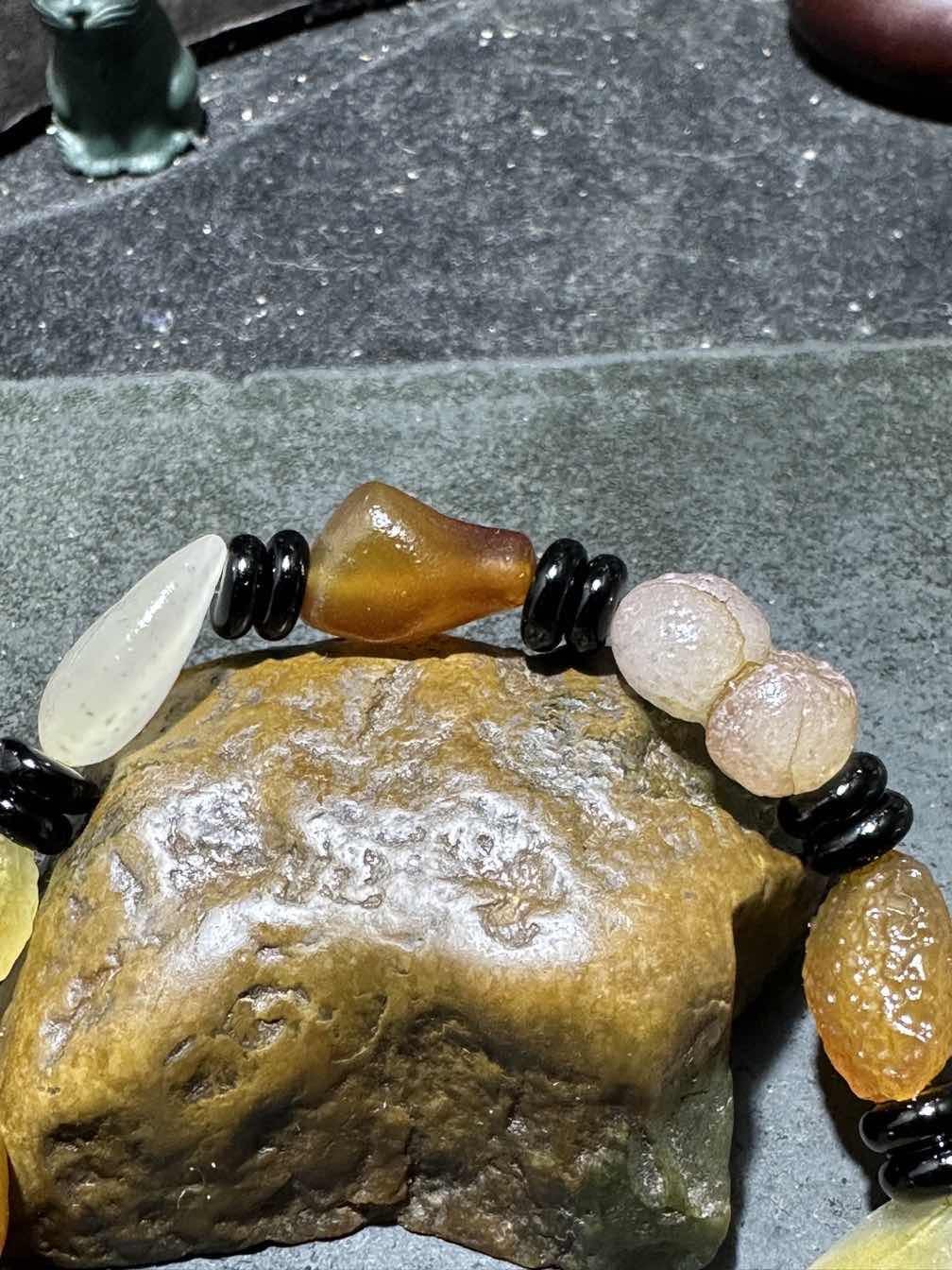 精美阿拉善彩珠玛瑙原石手串一条