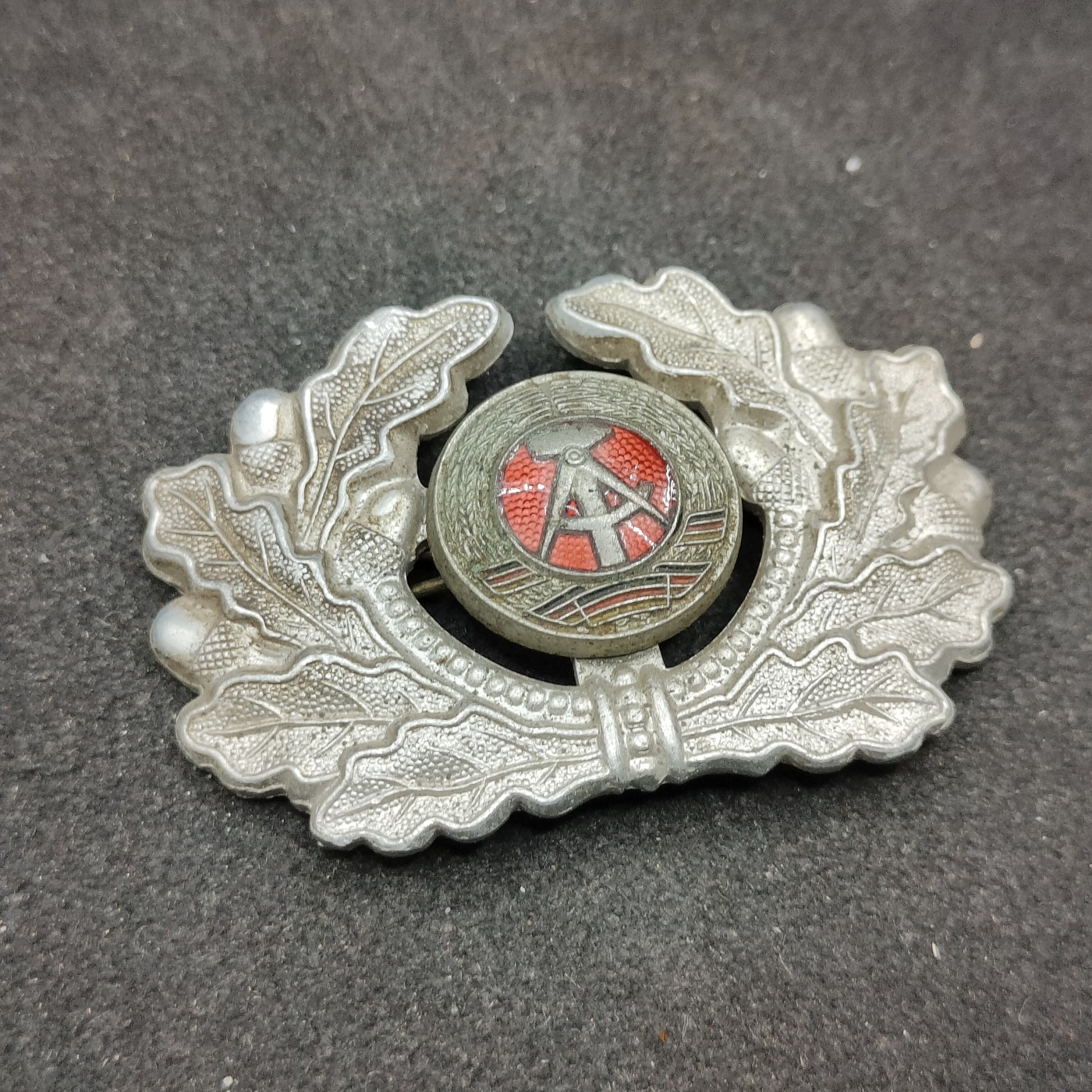 全场0元起拍 第126期 咸鱼国勋章拍卖专场 1月17日（周三）下午6：00开始 东德士官/兵帽徽 分体珐琅