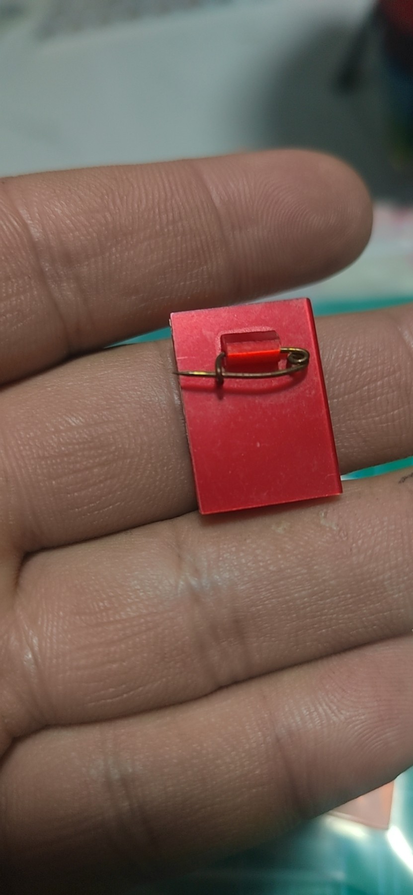 徽章 像章专场，包老保真   ，年后发货 🔥🔥🔥🔥毛主席语录章一枚，书型章品相如图